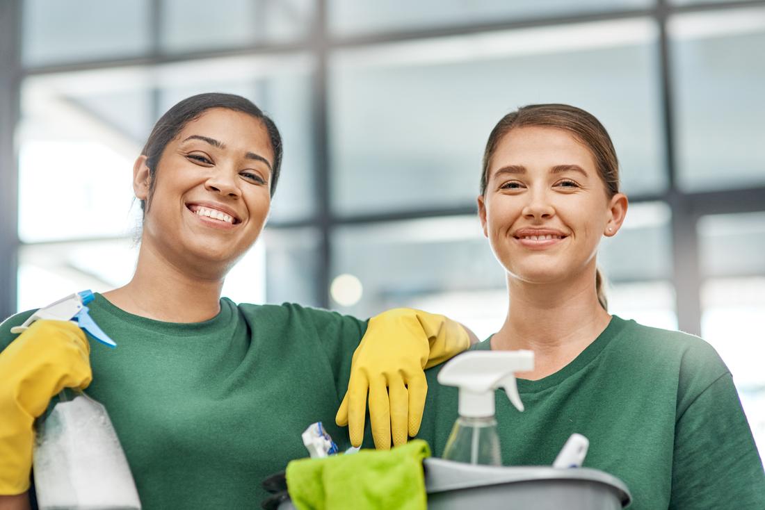 Two Evercoast cleaners in uniform in a modern office